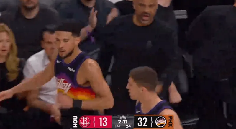 九游体育官网入口-太阳神!布克迎着伊森打成2+1,首节得分上双&领先火箭20分